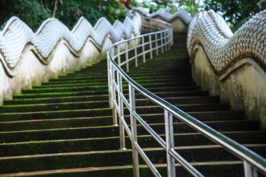 Wat Phra ki Doi Tung tapınağa, Chiang Rai, Tayland yokuş yukarı iki Naga veliler Merdiven tırmanma Emanet Küpeşte yardım. Tayland seyahat geleneksel ve kültürel Tay Turizm, Turizm hedef.
