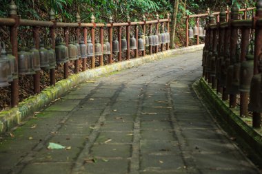 Çan patika dağ Tapınak'a yürümek. Çan sesi İlahiyat ağırlamaktadır ve kötülük dispels. Bilgelik ve şefkat, Budist uygulayıcıları aydınlanmanın yolunu varlık olarak tanımak Bells sembolize.
