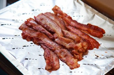 sıcak lezzetli taze pişmiş ızgara domuz domuz eti Alüminyum folyoyu yemeye hazır. Sağlıklı ve doyurucu yağı yağlı ve protein, Uluslararası Amerikan açık büfe kahvaltı yemek arka plan ile et zengin kızarmış.