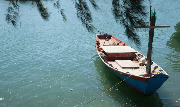 Рыбацкая Рыбацкая Лодка Стоящая Якоре Соснами Естественным Синим Зеленым Фоном — стоковое фото