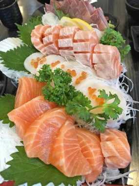 Seçici Japon yemekleri Mutfak gurme üzerinde duruldu: somon, yağlı somon, tarak da dahil olmak üzere tabağı sashimi (taze çiğ balık et) (hotate), Tuna rendelenmiş şalgam ve nane yaprağı sebze ile dekore edilmiş