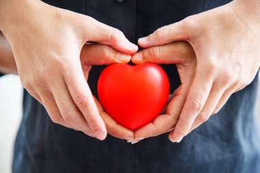 Kırmızı kalp erkek ve dişinin her iki el tarafından düzenlenen yardım ellerini temsil, birbirimizi, aşk, ortaklık, sempati, müşteri ve hasta yardım, psikolojik gerek, hizmet zihin kavramı destek yardım