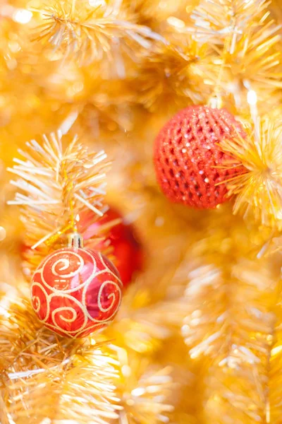 闪闪发光的宝珠与发光闪闪发光的黄金去聚焦光 Bokeh 照明背景与装饰圣诞树 特别节日 节日设计装饰 新年庆祝活动 — 图库照片