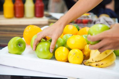 taze meyve (muz, portakal, limon, elma) piyasa ahır, lezzetli organik sağlıklı içecek meyve smoothies için malzemeler kullanılan beyaz tepsi çeşitleri. Sağlık, farkındalık kavramı