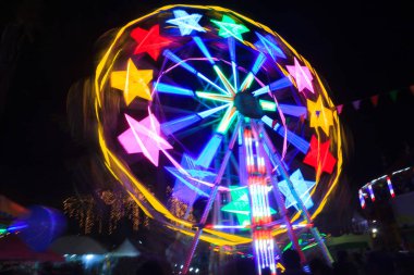 Bir dönme dolap birden fazla yolcu taşıyan bileşenleri ile dönen bir dik tekerlek oluşan bir eğlence yolculuk olduğunu. Eğlence Parkı, eğlence parkı, fuar, etkinlik, cazibe ve hareket kavramı.