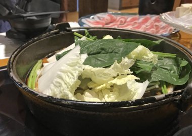 Japon nabemono hotpot fincan ince dilimlenmiş et ve soslar Shabu-shabu bilinen, daldırma ile hizmet suda haşlanmış sebze. Tablo lokantada tarafından parça parça et pişirmek. Geleneksel Asya gıda.