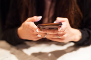 Masada, akıllı cep telefonu kullanan kadın alışveriş ve dijital teknoloji ile iletişim. Modern eğilim, yaşam tarzı, iş işlem, iletişim, yapay toplum ve hareket eden App kavramı