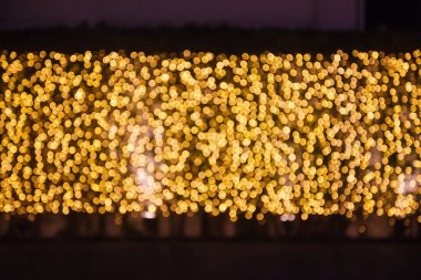 Işıltılı Glowing ve köpüklü yanıp sıcak altın ışık (bokeh) aydınlatma açık duvar dekorasyon arka plan defocused. Özel tatil, Festival, yeni yıl kutlama, parti dekorasyon.