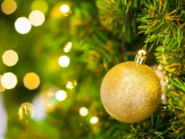Parlak Baubles ile parlayan parlayan altın ışık (bokeh) aydınlatma arka plan ile dekore edilmiş Noel ağacı defocused. Özel tatil, Festival, yeni yıl kutlama, parti dekorasyon.