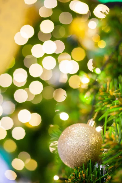 闪闪发光的宝珠与发光闪闪发光的黄金去聚焦光 Bokeh 照明背景与装饰圣诞树 特别节日 节日设计装饰 新年庆祝活动 — 图库照片