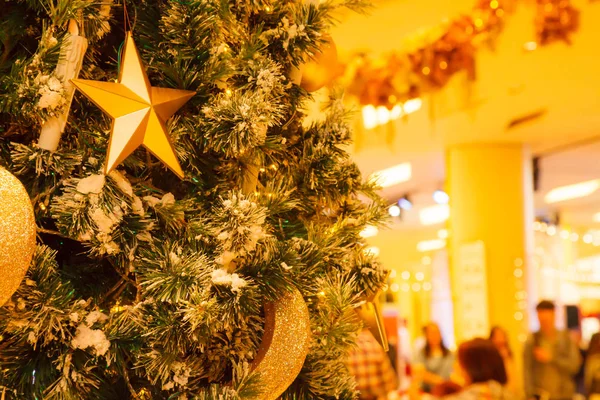 挂着金光星 新月和球状的背景与装饰雪的冬季圣诞树在商场 特别节日 节日装饰 新年庆祝理念 — 图库照片