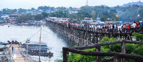 Канчанабури Таиланд Декабря 2018 Года Туристы Переполнены Сафанском Мосту Mon — стоковое фото