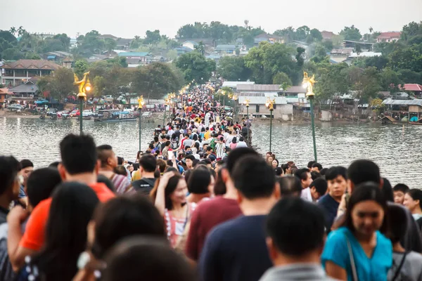 Канчанабури Таиланд Декабря 2018 Года Туристы Переполнены Сафанском Мосту Mon — стоковое фото