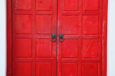 Kırmızı vintage retro ahşap kapı beyaz duvar arka plan üzerinde. Ev iç mimari tasarım, ahşap panel Yönetim Kurulu eski geleneksel butik Asya ev, duvar kağıdı, fon kavram düz tropikal dokulu