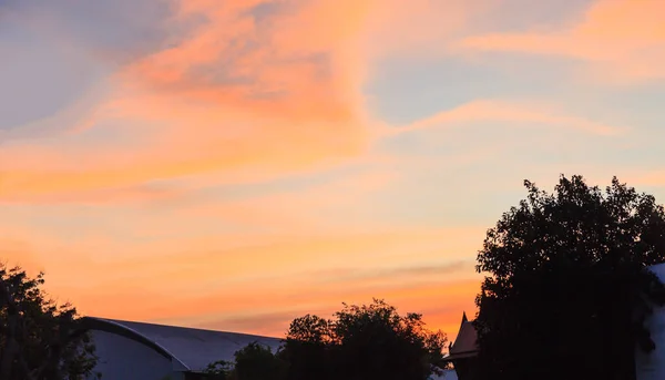 Природні Розслабляючий Відкритий Погляд Красивий Cloudscape Барвистий Небо Золотим Фоном — стокове фото