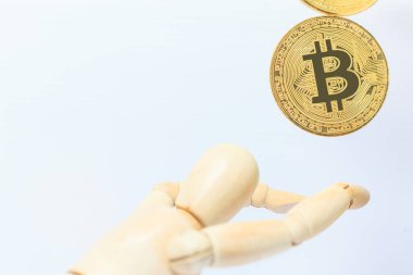 ahşap robot modeli Bitcoin cryptocurrency belirteç beyaz zemin üzerine düşen durdurur. Yatırım, para birimi belirsizlik, Risk ve ödül, Döviz orta, dalgalanma, finansal aracı, Robot sistemi kavramı