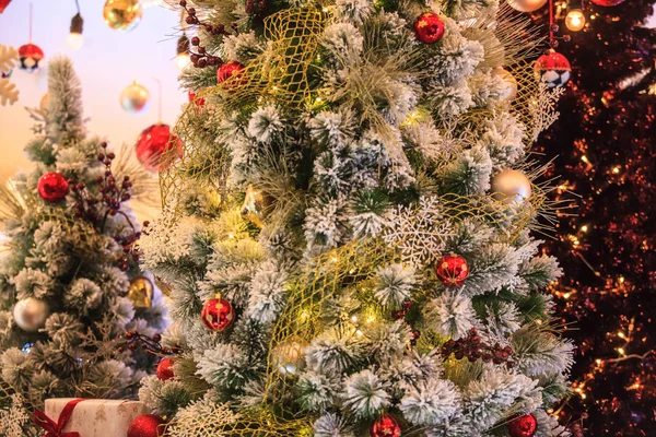 五颜六色的红色 金色和银色悬挂闪烁的小球在背景与装饰雪天冬圣诞树在商场 特别节日 节日装饰 新年庆祝理念 — 图库照片