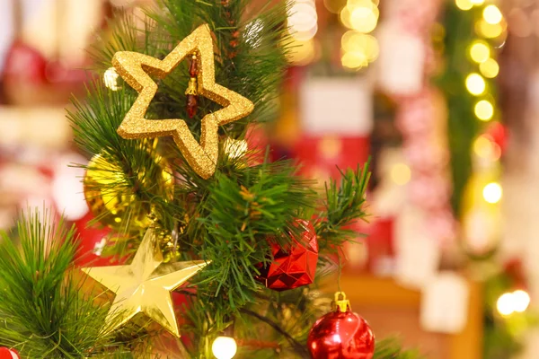 悬挂金光星和礼品盒泡泡的背景与装饰绿色圣诞树在商场 特殊场合 节日装饰 新年庆祝活动 活动概念 — 图库照片