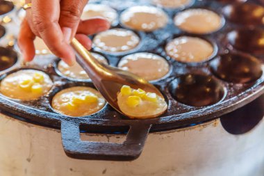 Khanom Khrok (Hindistan cevizi pirinç gözleme), geleneksel Tay puding gözleme pirinç unu, şeker ve formu hamur için Hindistan cevizi sütü karışımı ile hazırlanan tatlı, manto (sıcak girintili kızartma tavası Isıtma pişmiş)