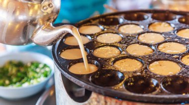 Khanom Khrok (Hindistan cevizi pirinç gözleme), geleneksel Tay puding gözleme pirinç unu, şeker ve formu hamur için Hindistan cevizi sütü karışımı ile hazırlanan tatlı, manto (sıcak girintili kızartma tavası Isıtma pişmiş)