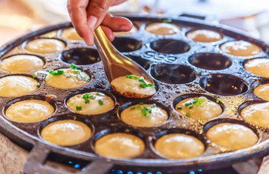 Khanom Khrok (Hindistan cevizi pirinç gözleme), geleneksel Tay puding gözleme pirinç unu, şeker ve formu hamur için Hindistan cevizi sütü karışımı ile hazırlanan tatlı, manto (sıcak girintili kızartma tavası Isıtma pişmiş)