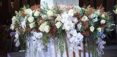 Güzel çiçek taze doğal çiçekler ile sahne düzenleme düğün davetine dekore edilmiştir. Düğün töreni dekorasyon, kutlama, Gelin olay organize, çiçekçi, zemin ve arka plan kavramı