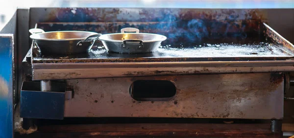 Paslanmaz çelik tencereler sıcak gaz taze yasaktır gıda yakıt sobası, kahvaltı yemek yiyecek kapalı mutfak arka planda kızartma için hazırlanmış. Mutfak eşyaları, yemek araçları ve ekipmanları tasarım konsepti.