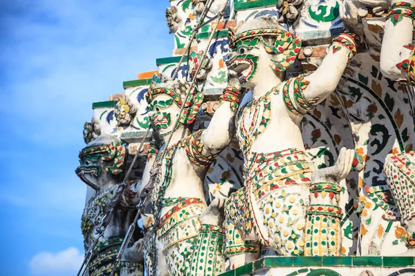 Maymun Bankası Taşıyıcılar Dekorasyonda Wat Arun Şafak Tapınağı Bangkok Budist — Stok fotoğraf