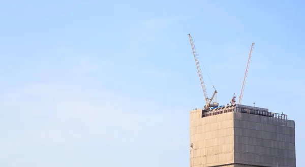 Строительная Башня Краны Здание Пустом Голубом Фоне Неба Строительная Промышленность — стоковое фото