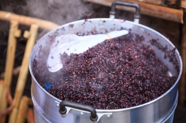 Geleneksel Tay siyah buğulama yapışkan pirinç sıcak Buharlı Pişirici, beyaz pirinç, lezzetli kepekli alternatif renk morumsu siyah ve sıkı yapısı vardır. Gıda beslenme, Vegan ve vejetaryen yiyecekler.