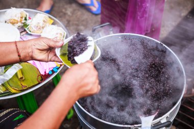 Geleneksel Tay siyah buğulama yapışkan pirinç sıcak Buharlı Pişirici, beyaz pirinç, lezzetli kepekli alternatif renk morumsu siyah ve sıkı yapısı vardır. Gıda beslenme, Vegan ve vejetaryen yiyecekler.