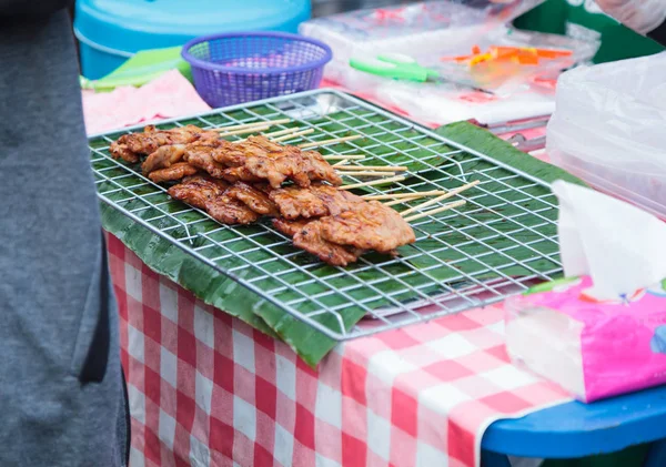 伝統的な通りの料理 タイのマリネ豚肉串 Ping バーベキュー豚串 焼き竹の棒としばしばもち米と一緒に食べる タイ料理旅行 グルメのコンセプト — ストック写真