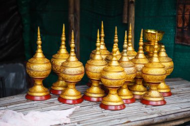 Haşlanmış pirinç kapsayıcılar geleneksel kümesi Budist rahipler günlük sadaka Pzt Köprüsü, Sangkhlaburi, Kanchanaburi, Tayland at sabah yuvarlak gidiş için. Geleneksel, kültürel Tay Seyahat ve Turizm