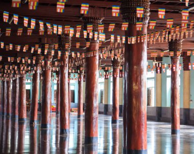Yüz ahşap yapısal sütunlar ve Budist dua bayrakları, Landmark Tai Ta, seni manastır, Payathonsu Budist tapınağı. Gün gezi Tayland Myanmar turistik ve hedef kavramı.