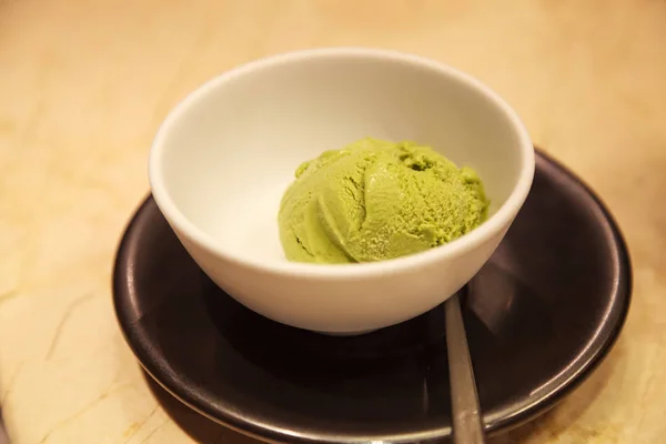 Helado Fresco Sabroso Con Sabor Verde Matcha Servido Tazón Blanco — Foto de Stock