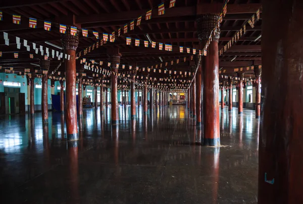 Yüz ahşap yapısal sütunlar ve Budist dua bayrakları, Landmark Tai Ta, seni manastır, Payathonsu Budist tapınağı. Gün gezi Tayland Myanmar turistik ve hedef kavramı.