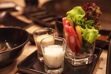 Taze sağlıklı yeşil organik sebze bitkisel Dip tarifi lezzetli krem salata sosu ile çeşitli. Yemek yemek için doğal beslenme, vitaminler, mineraller ve antioksidanlar sağlık konseptiyle temiz