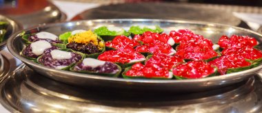 Tako (Hindistan cevizi tepesi ile geleneksel Tay puding) tatlı Tayland, un, şeker, Hindistan cevizi sütü ve lezzet madde yapılmış olduğunu. Tako yeşil yaprak Kupası, Hindistan cevizi tepesi, turkuaz jöle temel vardır