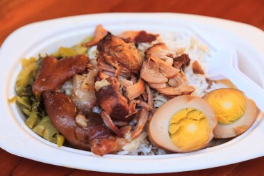 Khao Kha Moo (Khao Kha Mu), soya sosu ve Baharatlar, kızarmış domuz trotter yavaş simmered geleneksel Tay yemek haşlanmış pirinç, tatlı baharatlı daldırma sos, biber, sarımsak karanfil ve haşlanmış yumurta ile