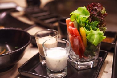 Taze sağlıklı yeşil organik sebze bitkisel Dip tarifi lezzetli krem salata sosu ile çeşitli. Yemek yemek için doğal beslenme, vitaminler, mineraller ve antioksidanlar sağlık konseptiyle temiz