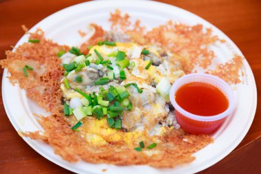 Geleneksel Tay Çin Asya sokak Hawker yemek mutfağı, taze sıcak istiridye omlet, gevrek nefis sokak gıda yemek Tayland. Seyahat Asya, Fast Food, Comfort gıda, gurme ve kültür kavramı