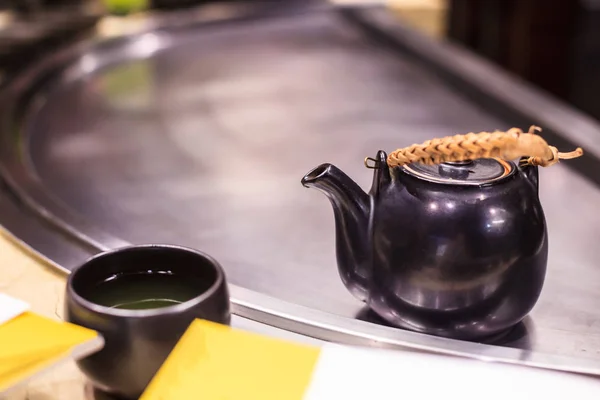 Warme Smakelijke Kruiden Matcha Groene Thee Drinken Zwarte Aardewerk Beker — Stockfoto