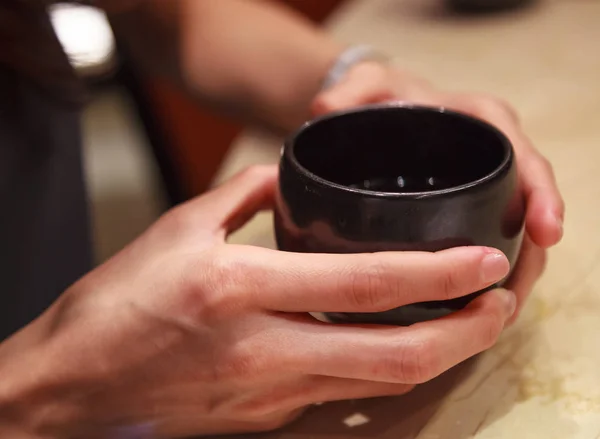 大理石のテーブル背景黒色土器陶磁器のコップにホットおいしい風味豊かなハーブ抹茶グリーン ティーを飲みます 回復を超えて健康を向上させる健康的な自然の薬用飲料を持っていること — ストック写真