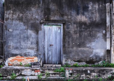 Vintage retro ev iç mimari tasarım, düz eski yaşlı tropikal dokulu soluk renk ahşap panel tahta kapı ve küflü geleneksel Asya evinin duvarına yıpranmış. Arka plan veya zemin kavramı