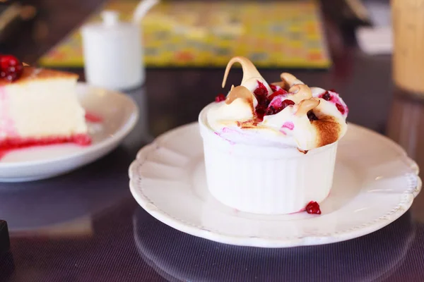 Smakelijke Delicious Seizoensgebonden Verse Rijpe Frambozen Fruit Topping Witte Chocolade — Stockfoto