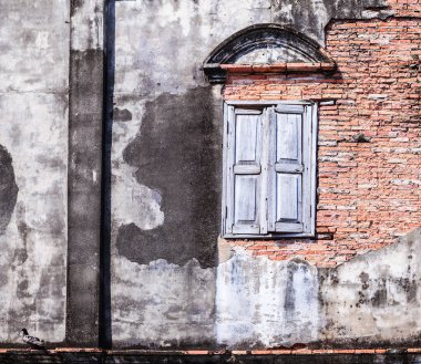Vintage retro eski pencere ve kahverengi renk dokulu kil tuğla blok duvar yaşında. Mimari yapısal ev iç tasarım, ev dış duvar, duvar kağıdı, fon, tuğla ve arka plan kavramı