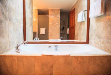 Hijyenik Modern lüks banyo tesis tasarımı arka plan. Hotel Resort konaklama İç Mimarlık, dekorasyon konsepti için tuvalet, lavabo, lavabo, lavabo, ferman ve su dolabı