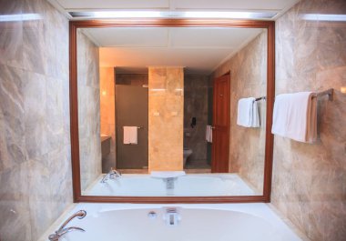 Hijyenik Modern lüks banyo tesis tasarımı arka plan. Hotel Resort konaklama İç Mimarlık, dekorasyon konsepti için tuvalet, lavabo, lavabo, lavabo, ferman ve su dolabı