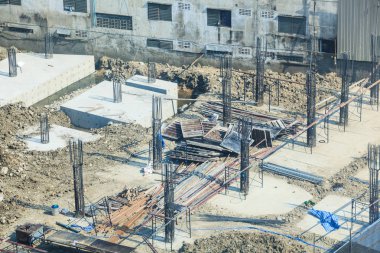 İnşaat endüstrisi, beton yapı inşaatı Temel çukurda altyapı zemine tahrikli beton yığınları. Endüstriyel Iş, çalışma yeri, Iş ve Işgücü, ekonomi konsepti.