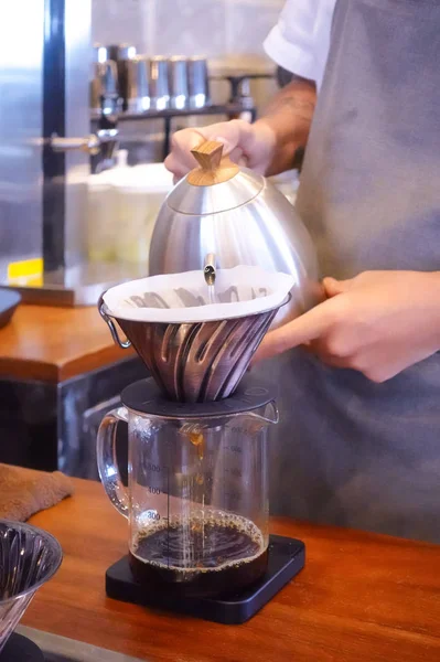 Refrescante Con Beber Una Taza Especialidad Elaborada Caliente Verter Sobre — Foto de Stock